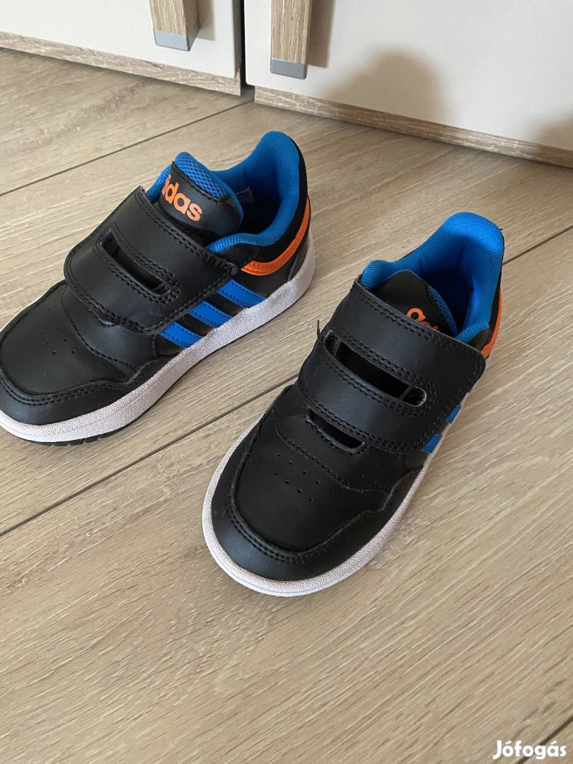 Adidas 26-os cipő