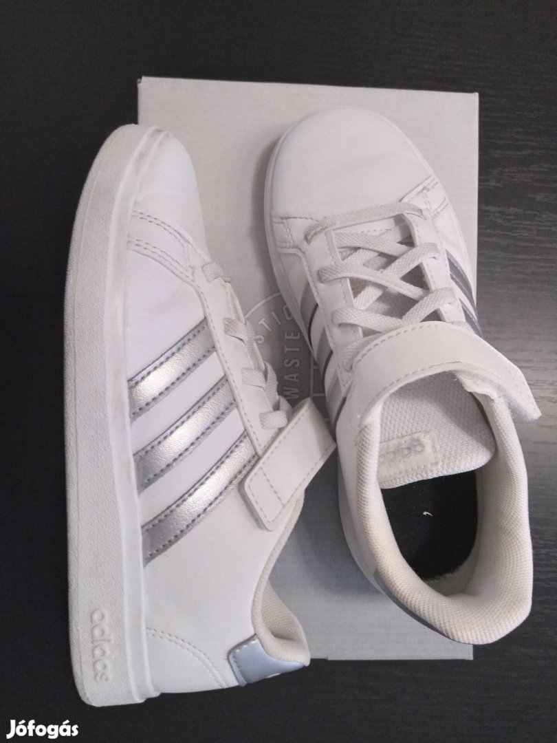 Adidas 32-es gyerekcipő