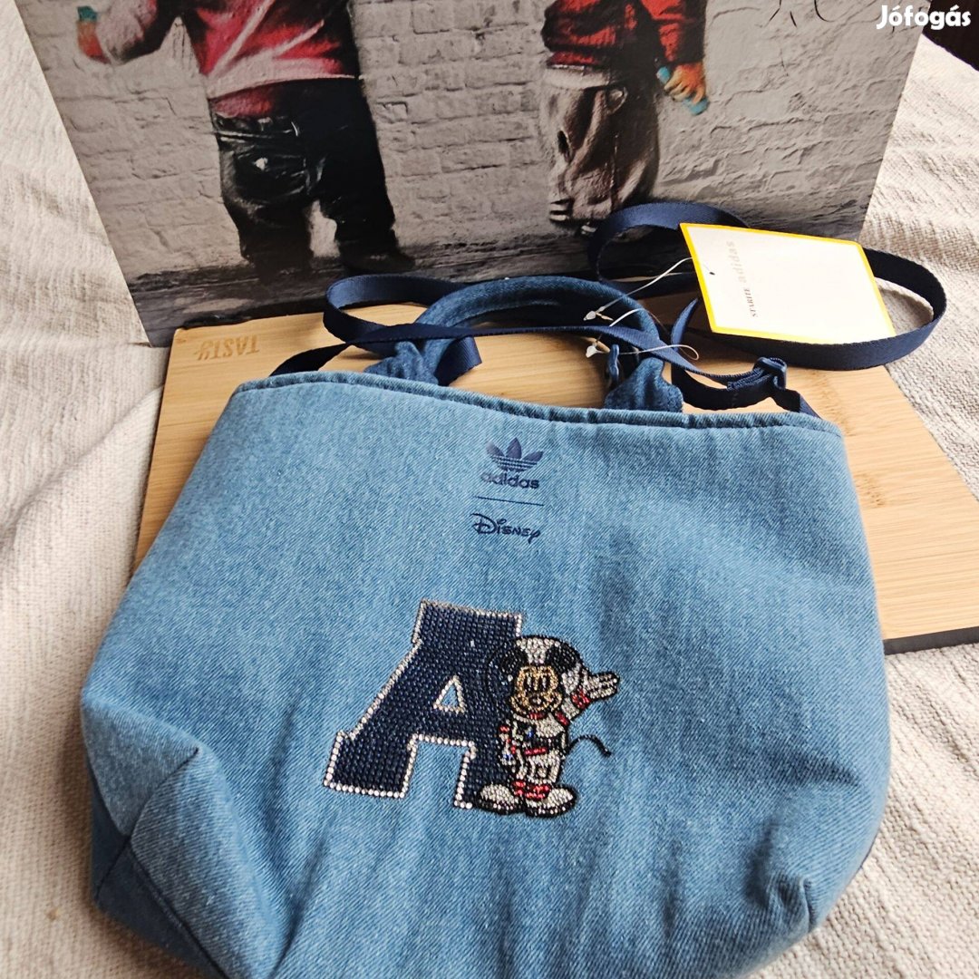 Adidas Disney táska minta volt