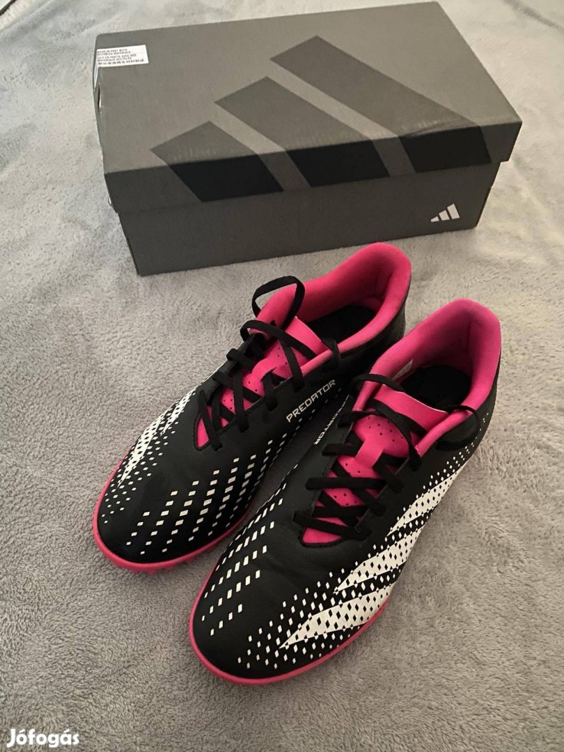 Adidas Predator műfüves foci cipő 