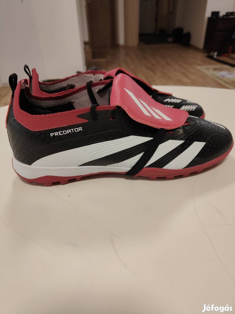 Adidas Predator műfüves focicipő 42