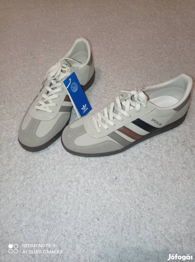 Adidas Spezial cipő.