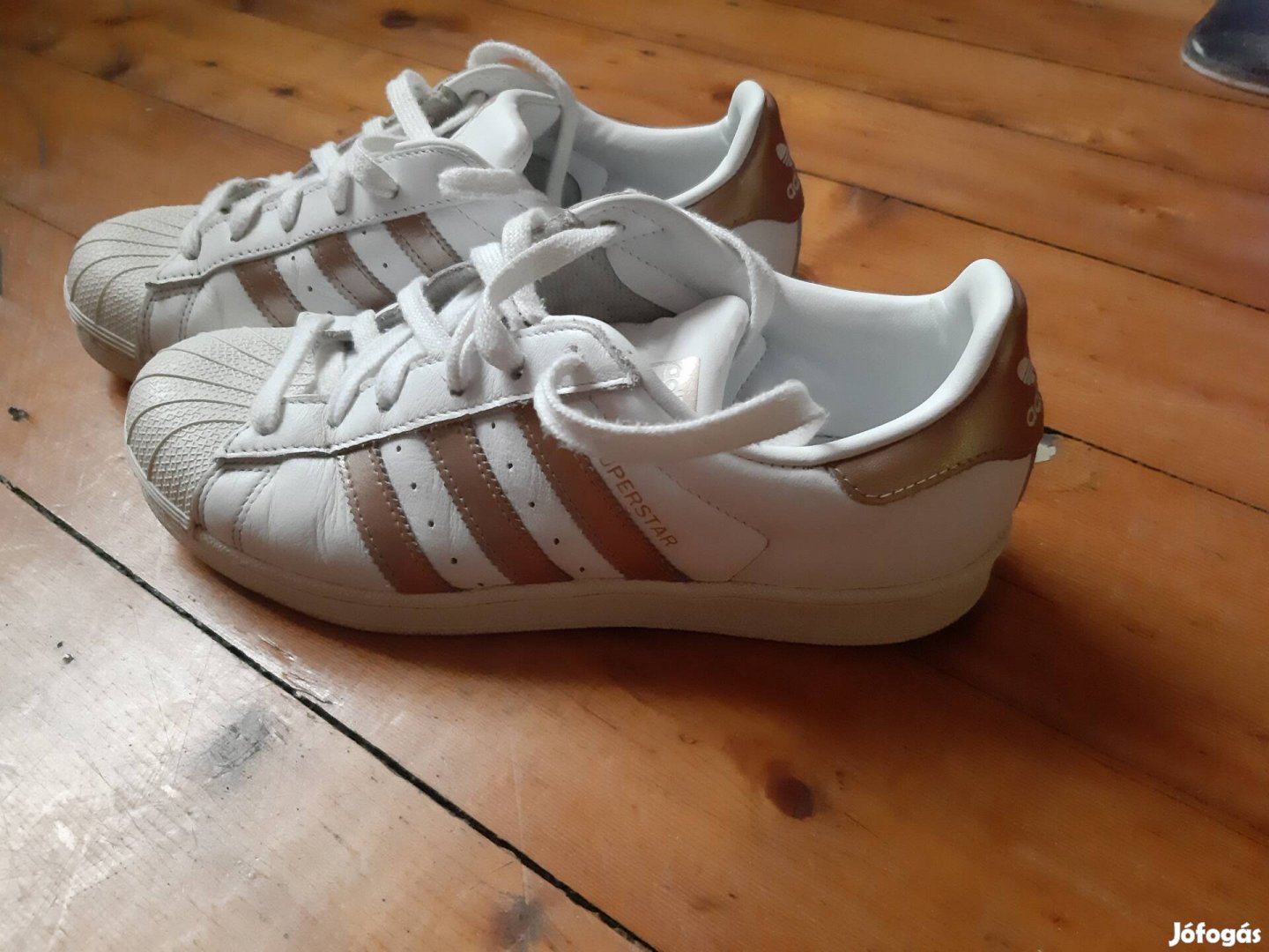 Adidas Superstar valódi bőr cipő.