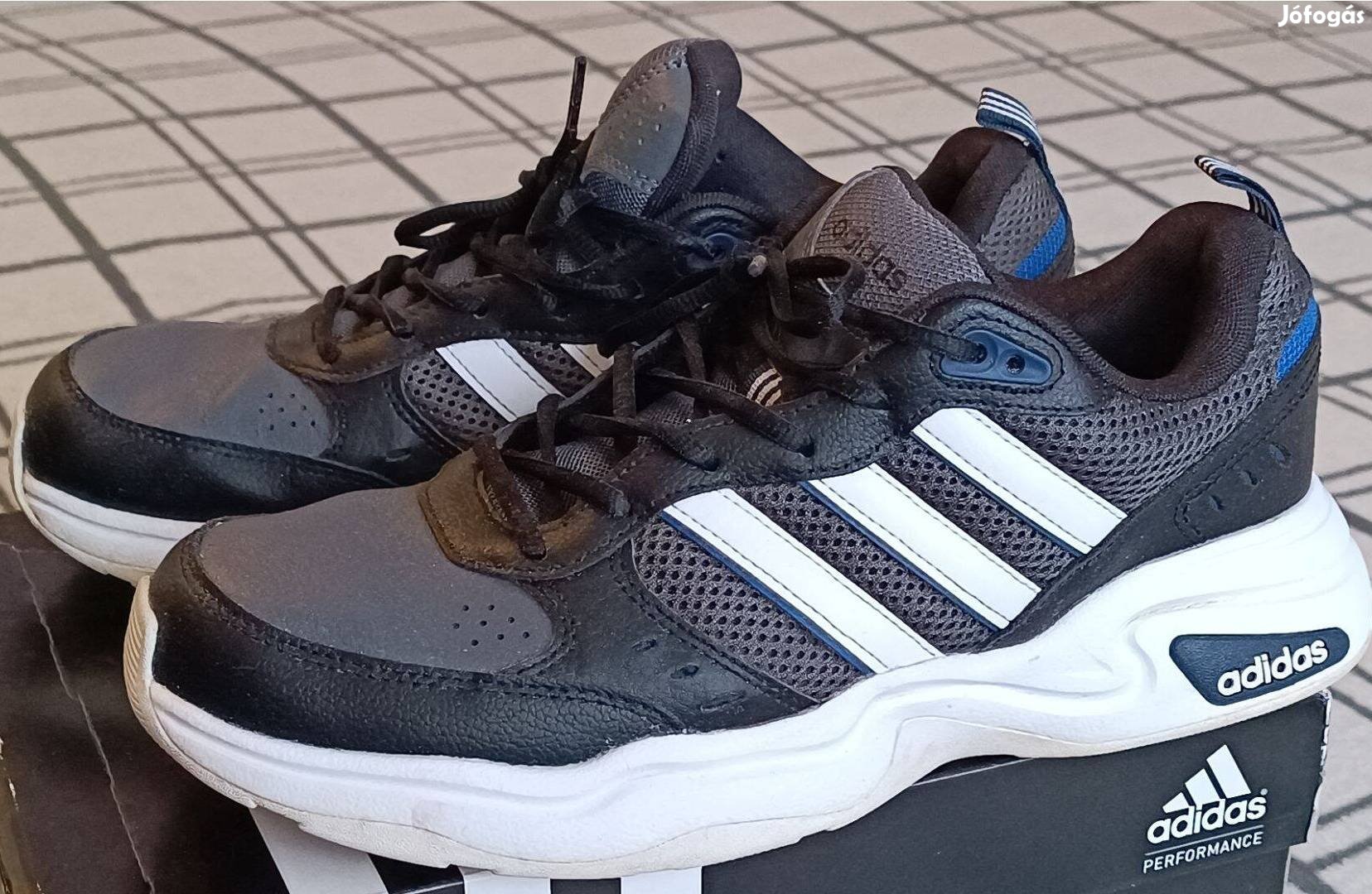 Adidas edzőcipő 44 feles, extra kényelmes