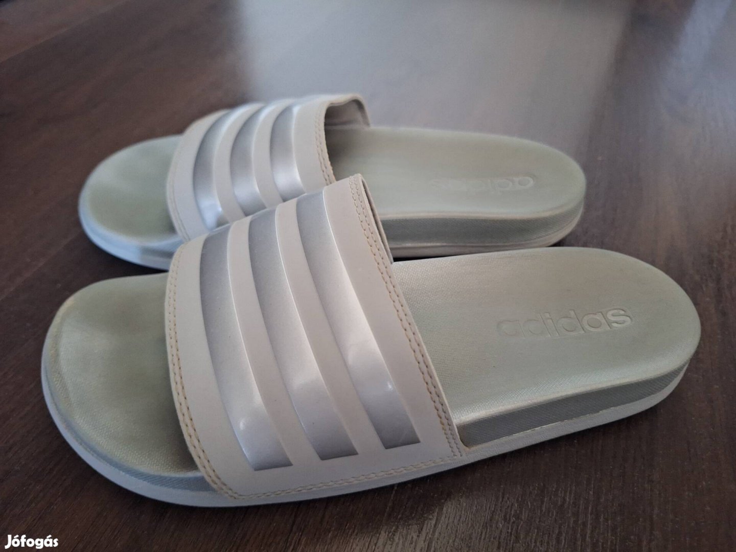 Adidas ezüst színű 37-es papucs