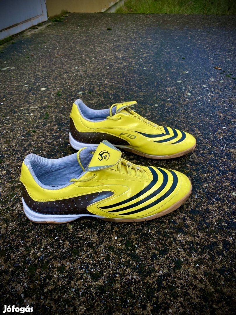 Adidas f10 - teremcipő (44)