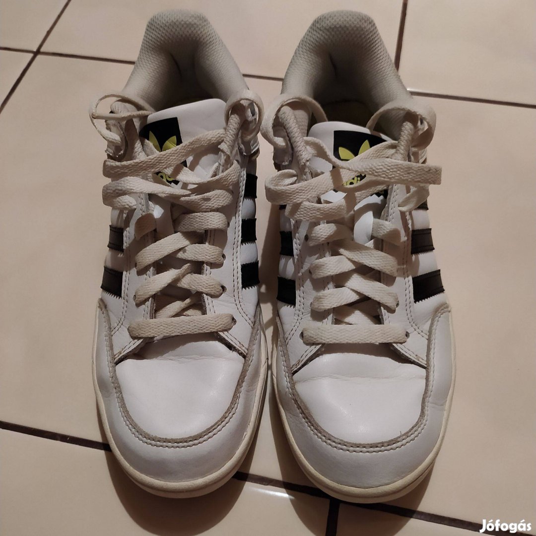 Adidas kamasz cipő 39