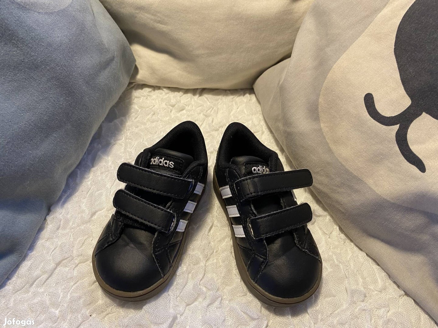 Adidas kisfiú cipő 22 méret 
