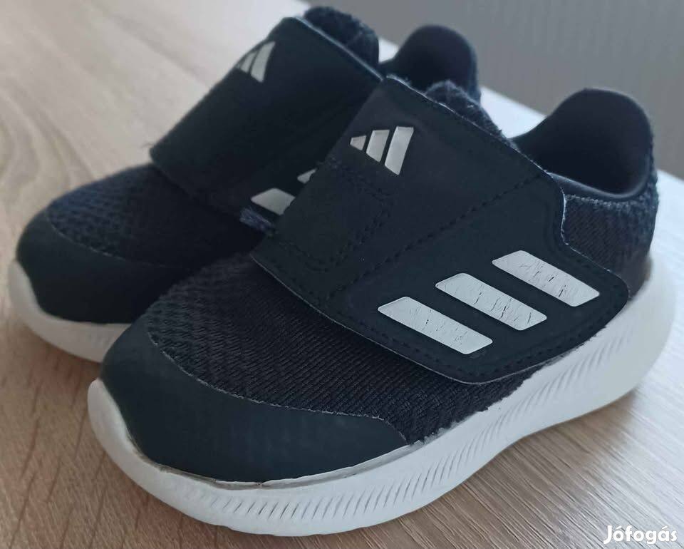 Adidas kisfiú cipő 24-es méretben
