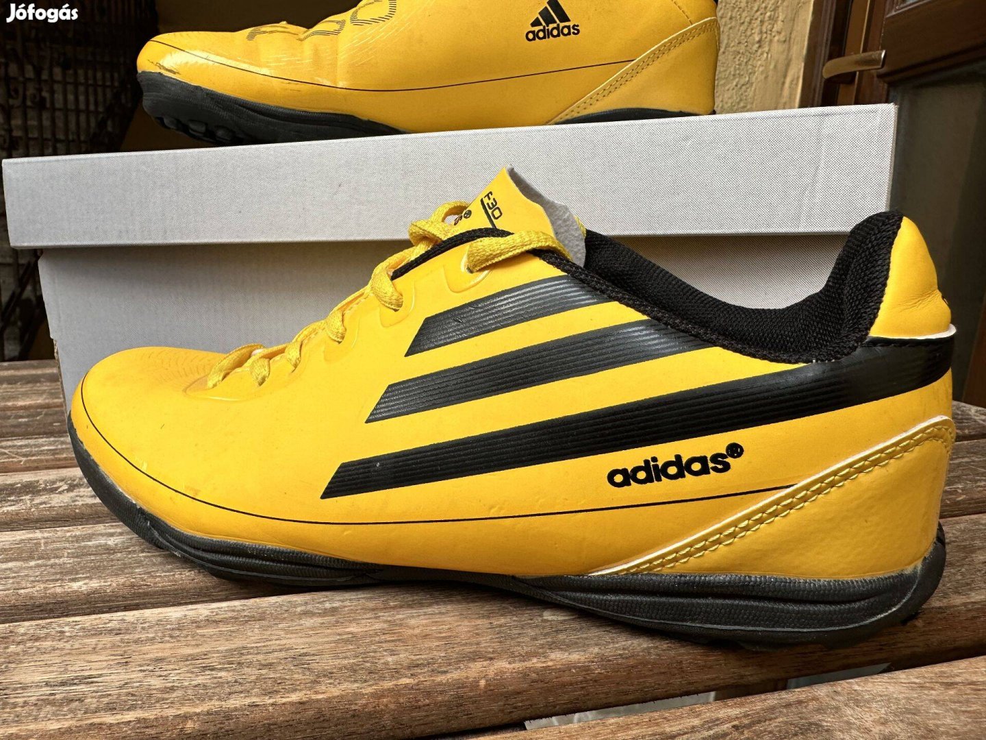 Adidas műfüves cipő (41-es méretben)