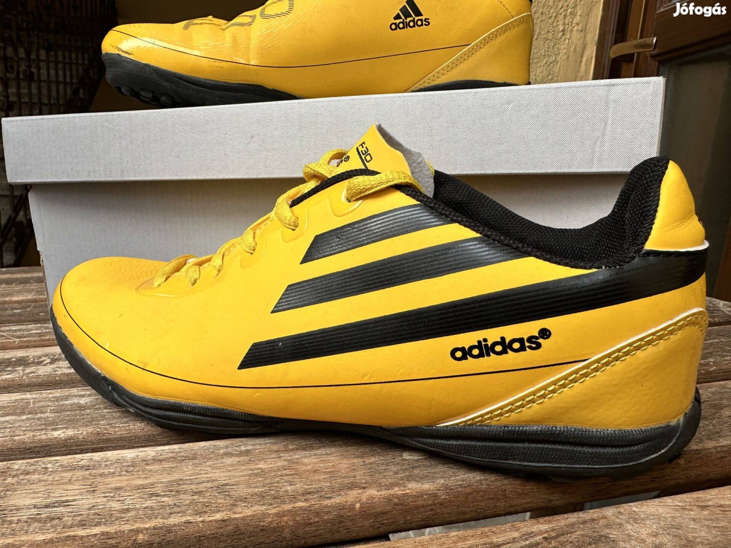 Adidas műfüves cipő (41-es méretben)