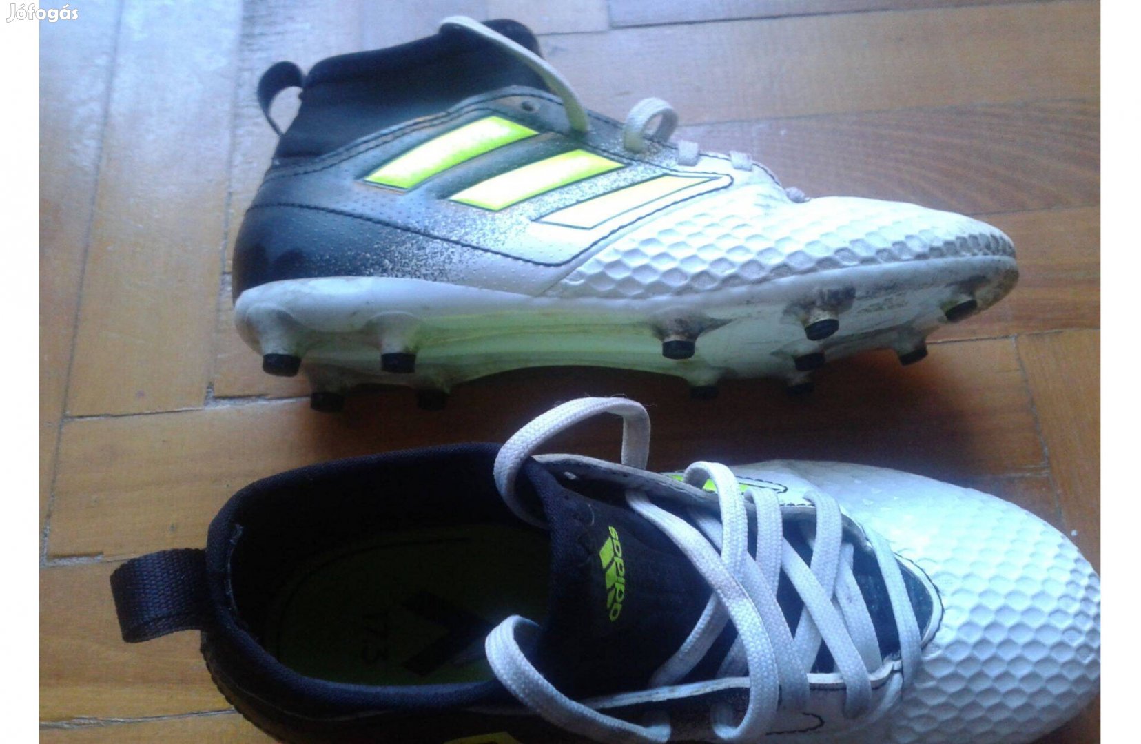 Adidas műfüves foci cipő 34 -es méret