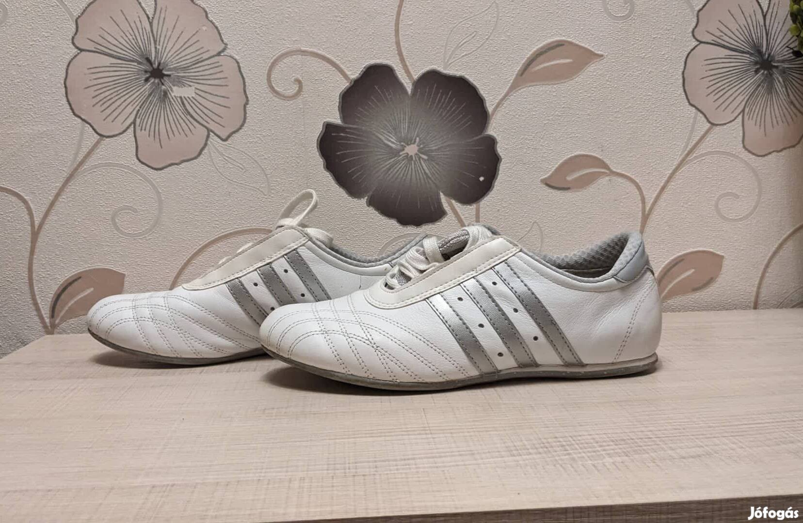 Adidas női sportcipő