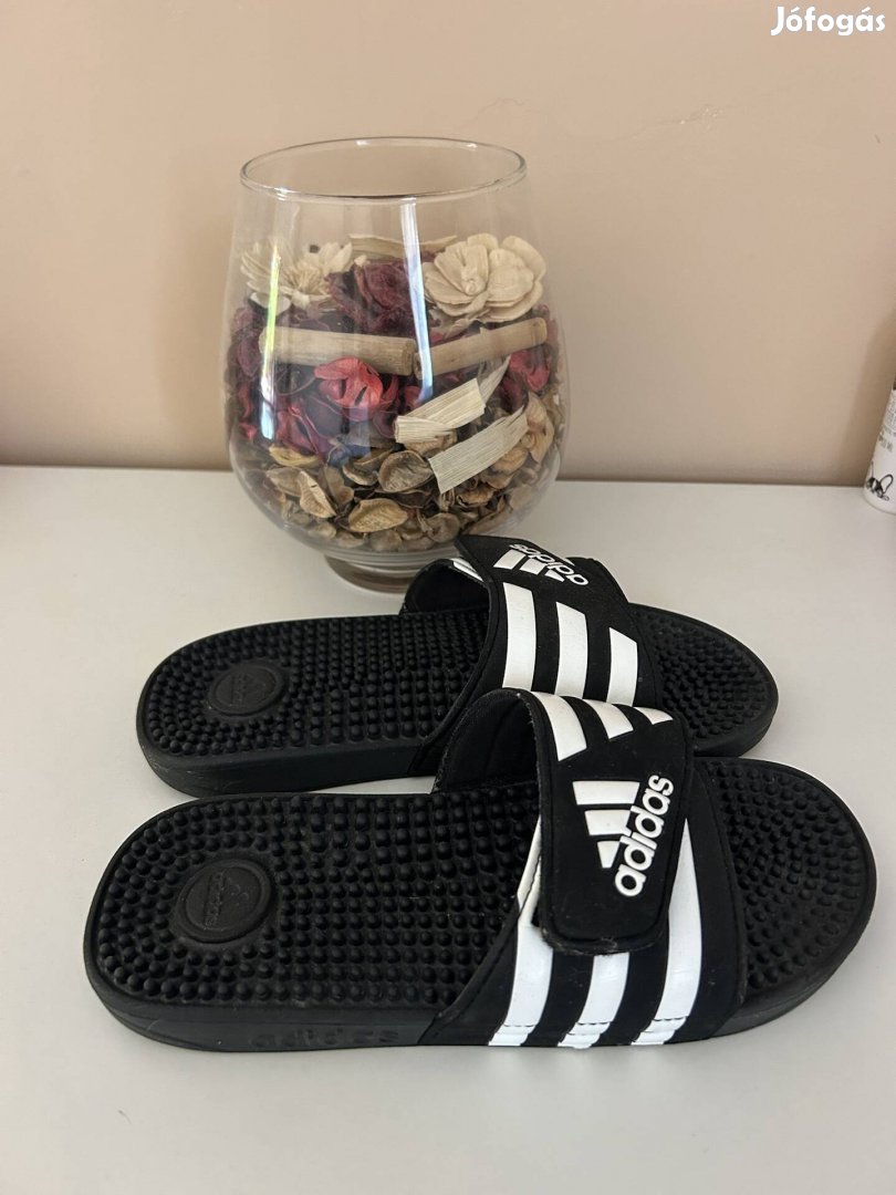 Adidas papucs.