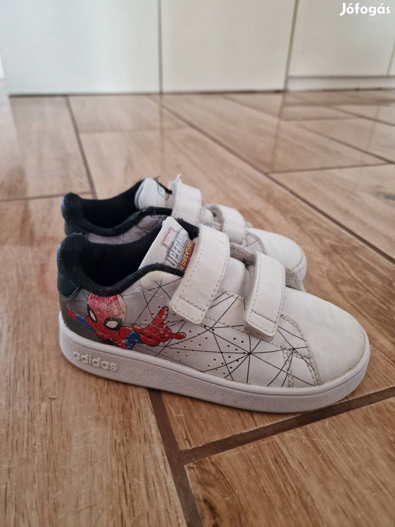 Adidas pókemberes gyerek cipő 26