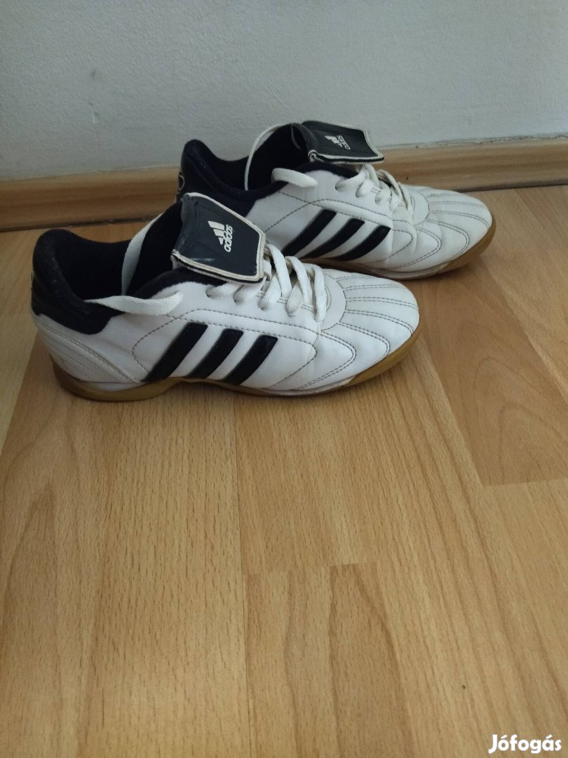 Adidas terem foci cipő 35-ös 