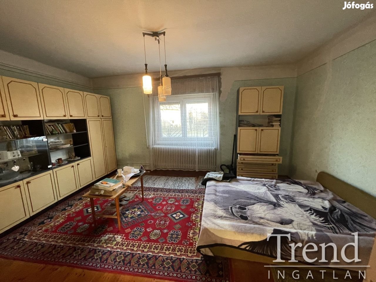 Adony központjában négy szobás családi ház eladó!