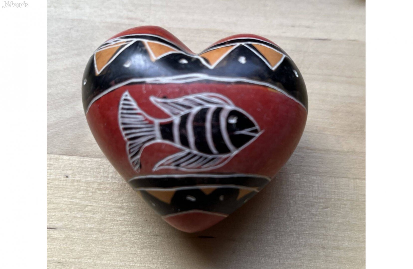 Afrikai festett kőszív halas mintával - szerelmi szimbólum