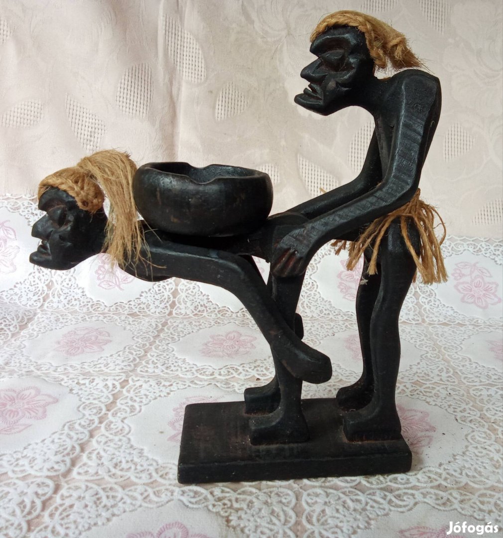 Afrikai törzsi figurás erotikus jelenet 