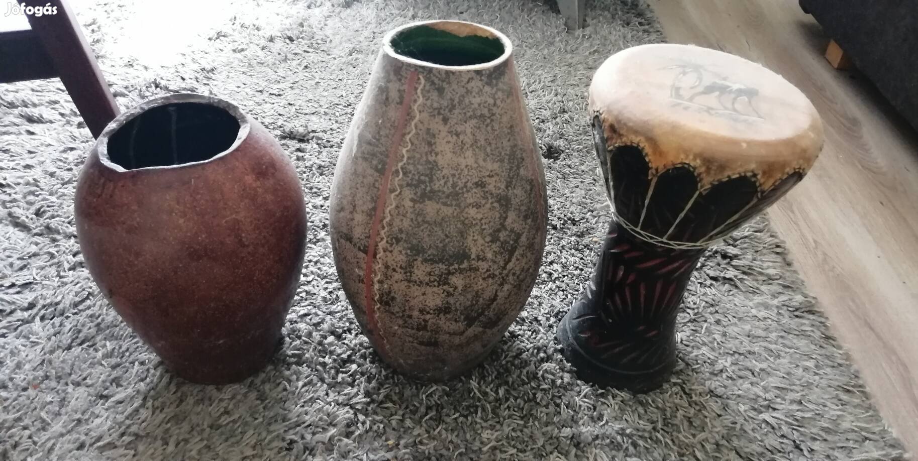 Afrikai vagy ókori stílusú padlóváza és bongó dob