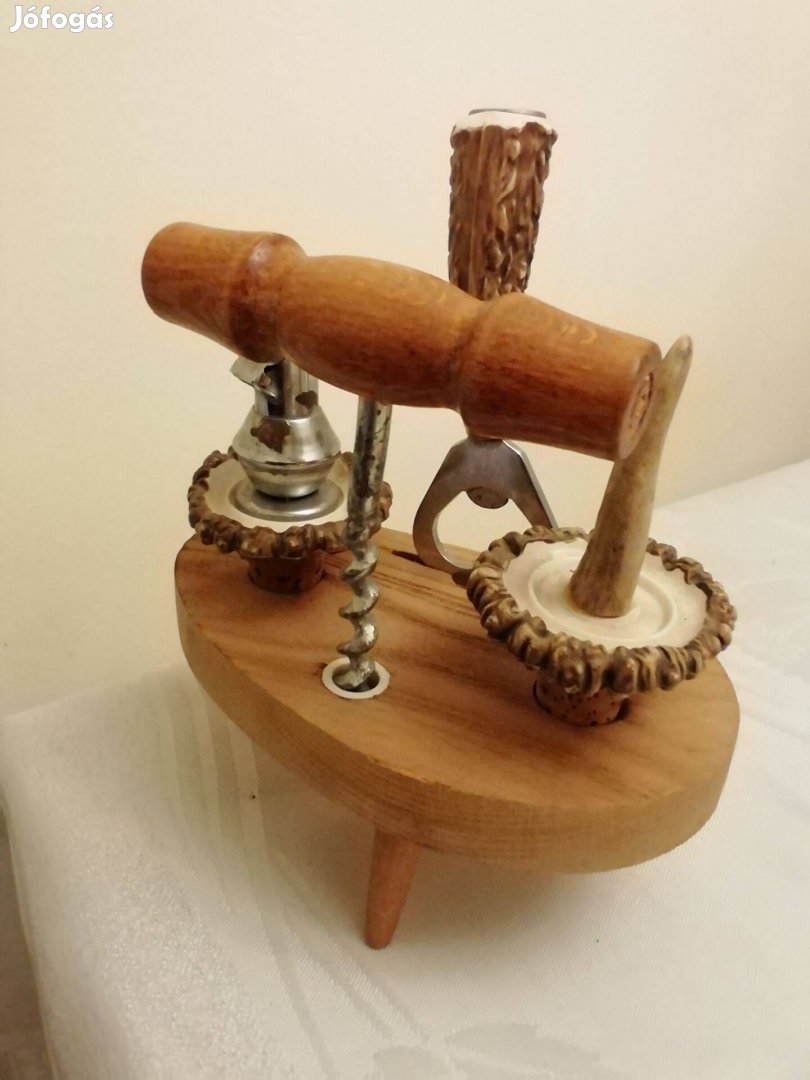 Agancs sörnyitó, dugóhúzó, kiöntő és dugó szett fa alapon