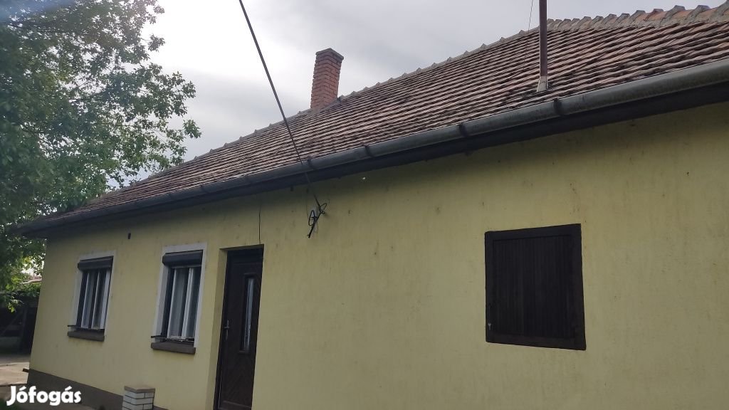 Agárd, Diák utca, 102 m2-es, családi ház, 4 szobás, felújítandó