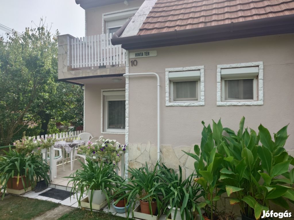 Agárd, Hinta tér, 72 m2-es, sorház, 2+2 félszobás, átlagos állapotú