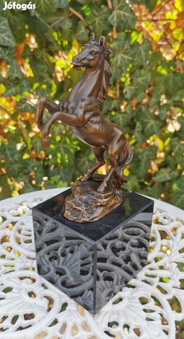 Ágaskodó ló - bronz szobor