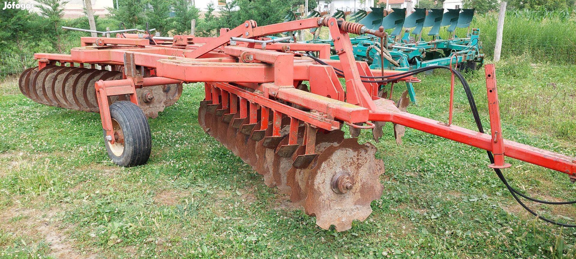 Agrikon Solti 5, 2 x tárcsa IH mtz traktor