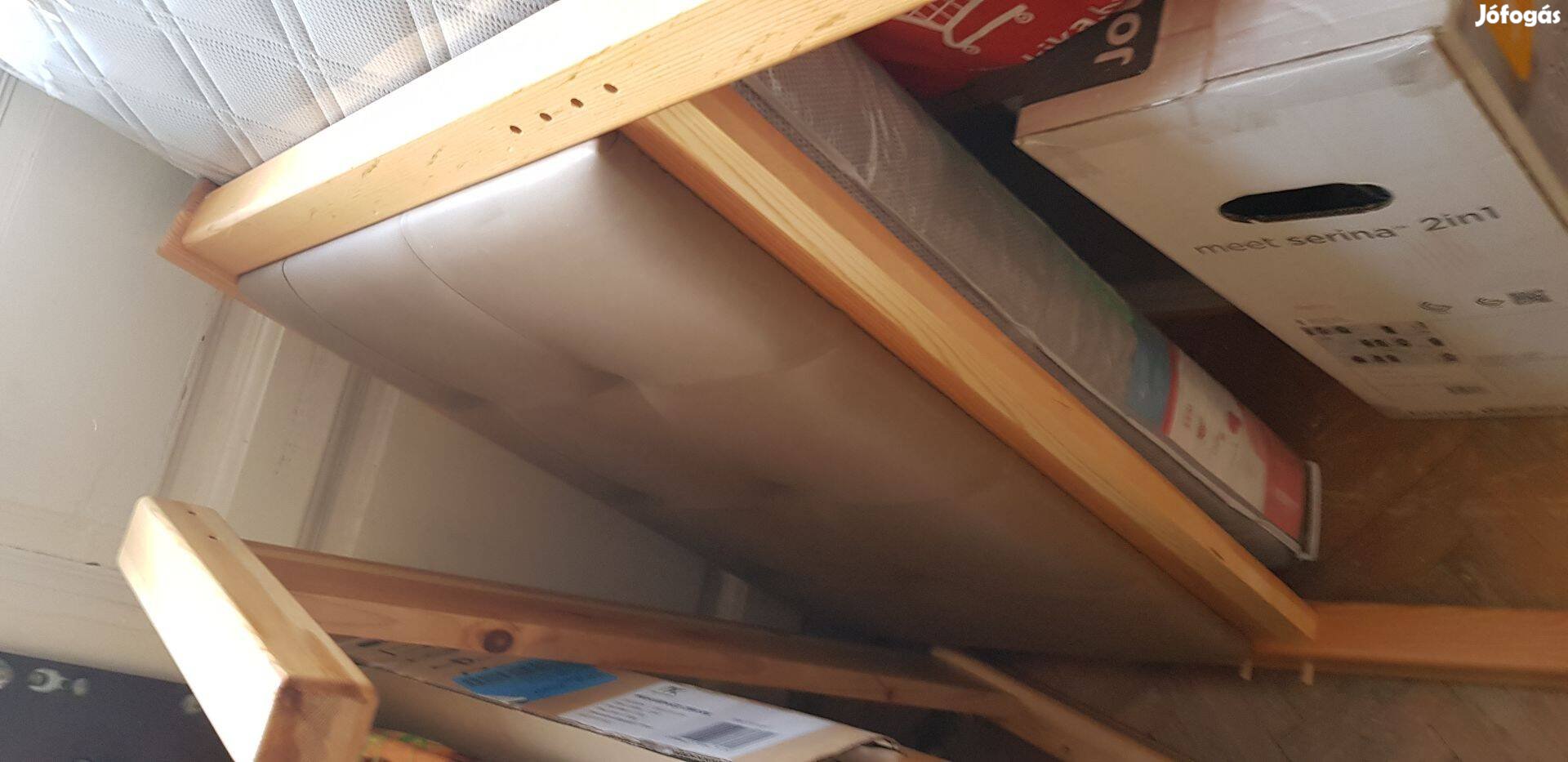 Ágy - egyszemélyes fenyőkerettel, bőr háttámla