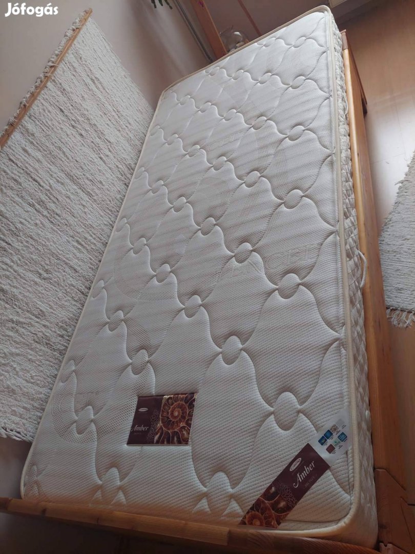 Ágy éjjeliszekrénnyel