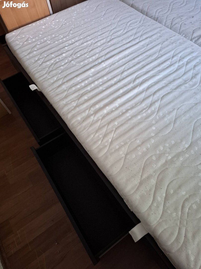 Ágy matraccal, tároló fiókokkal