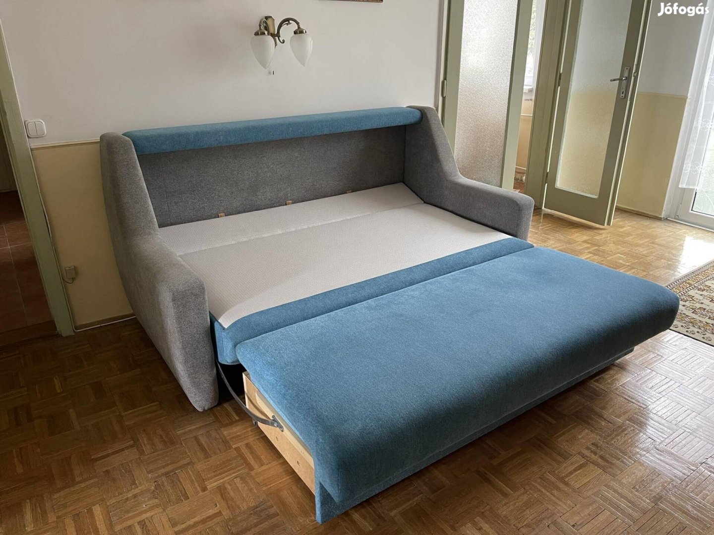 Ágyazható kanapé ágyneműtartóval