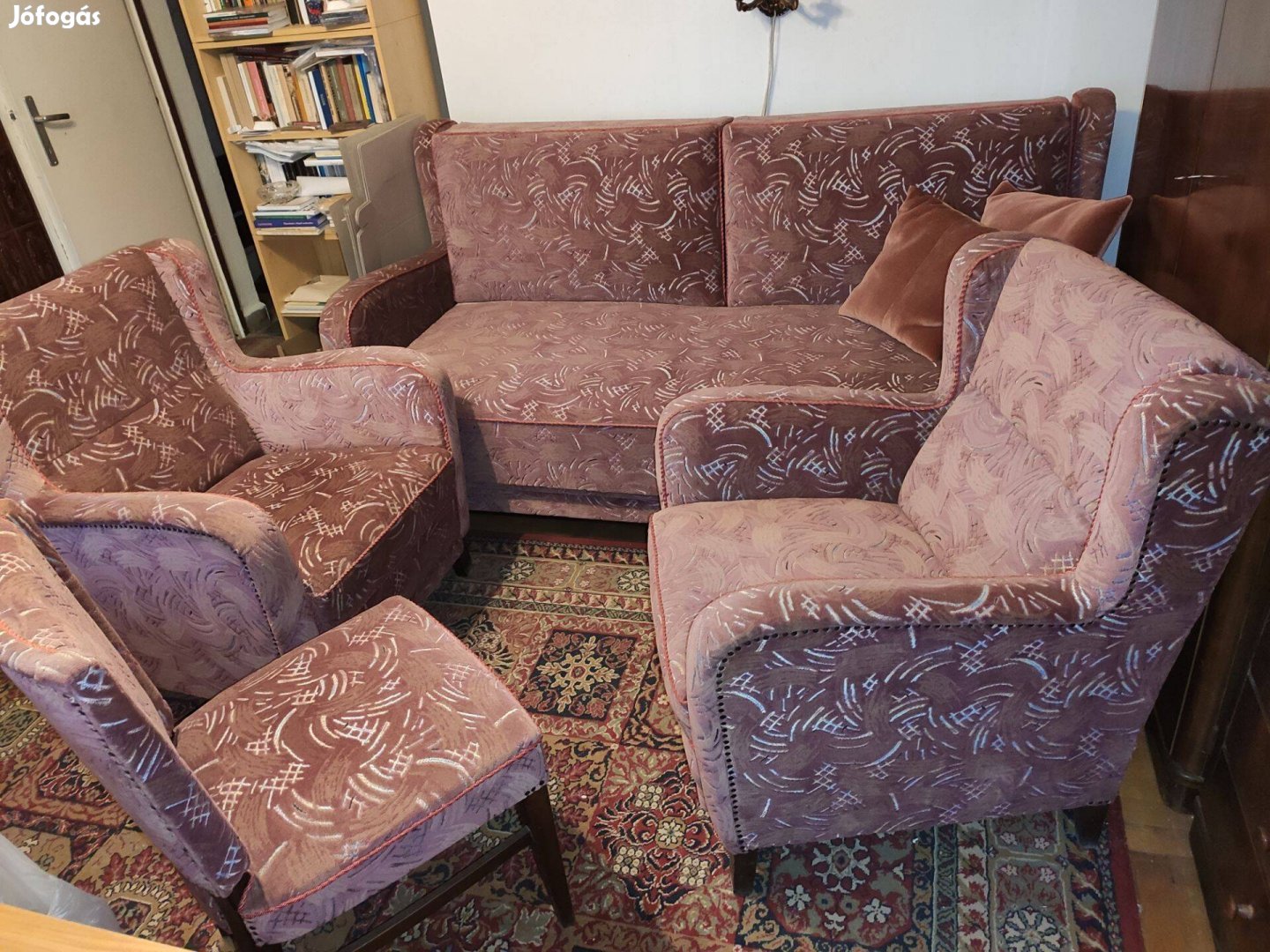 Ágyazható kanapé két fotellel, székekkel