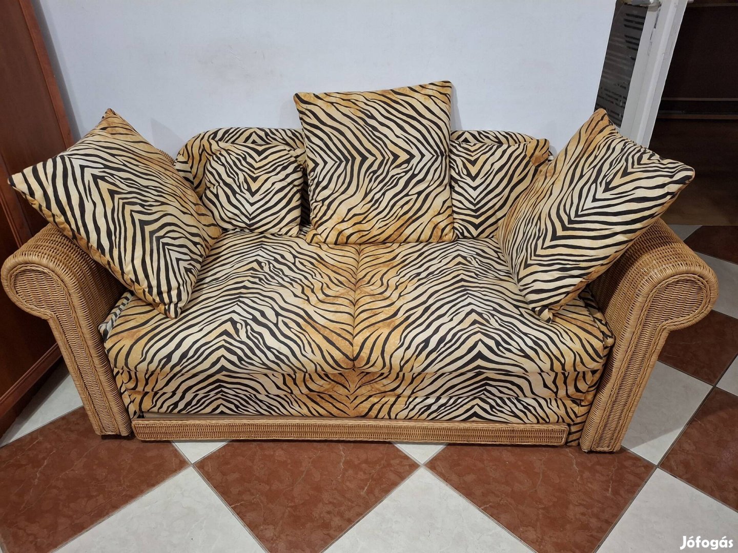 Ágyazható két személyes kanapé újszerű állapotban eladó
