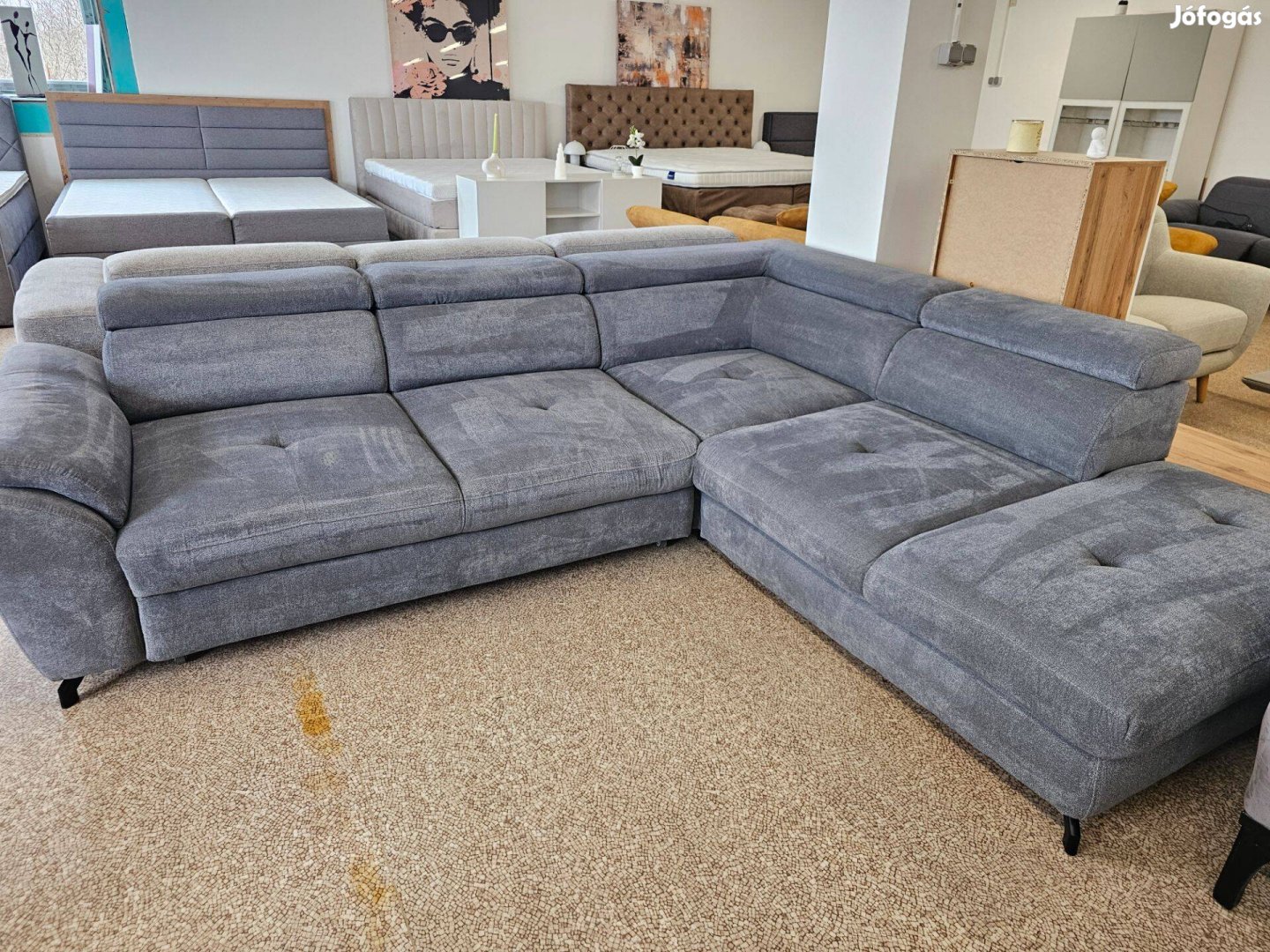 Ágyazható sarokkanapé állítható fejtámlával és ülésmélységge