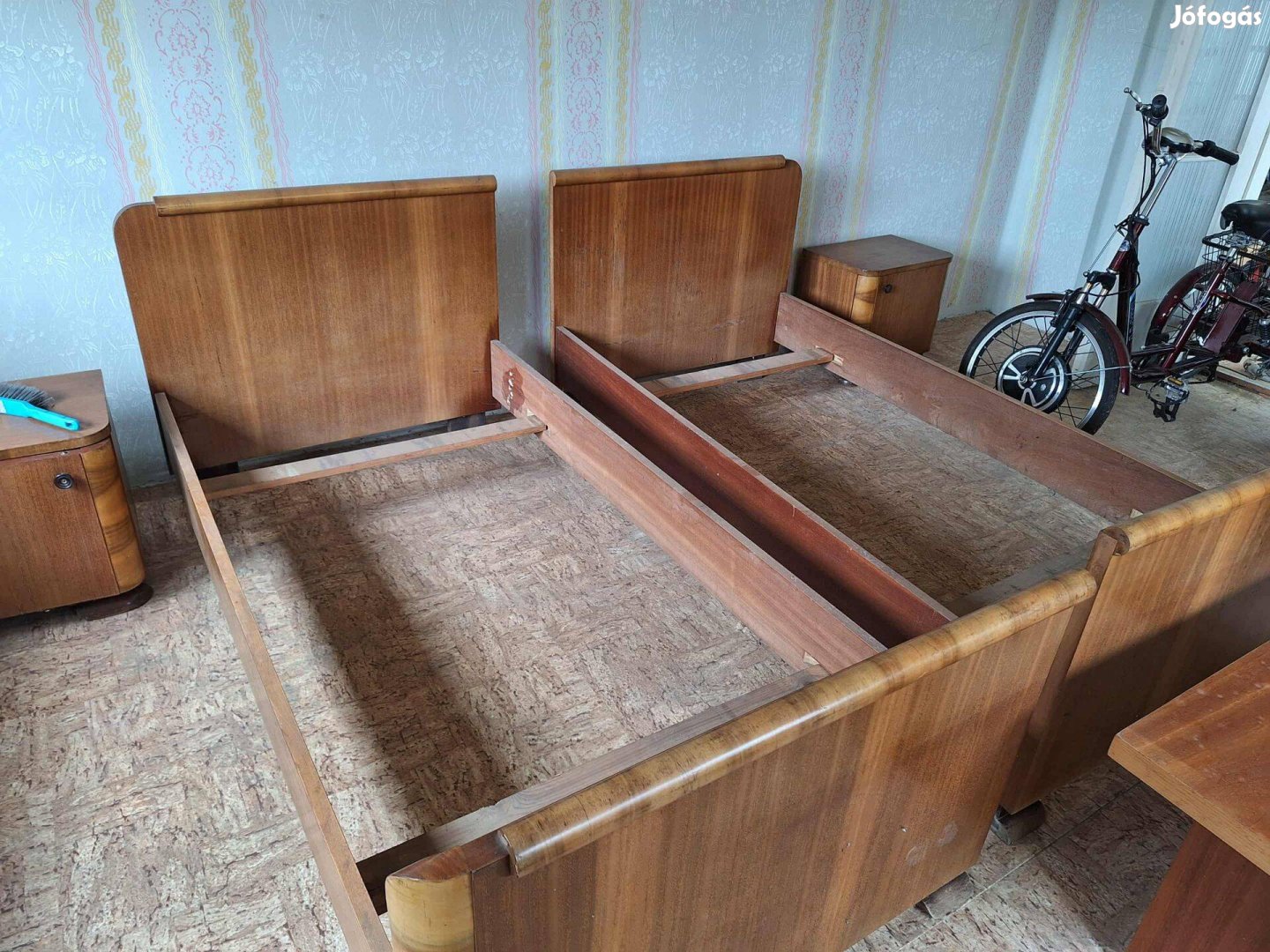 Ágykeret, éjjeli szekrény, dohányzó asztal egyben eladó!