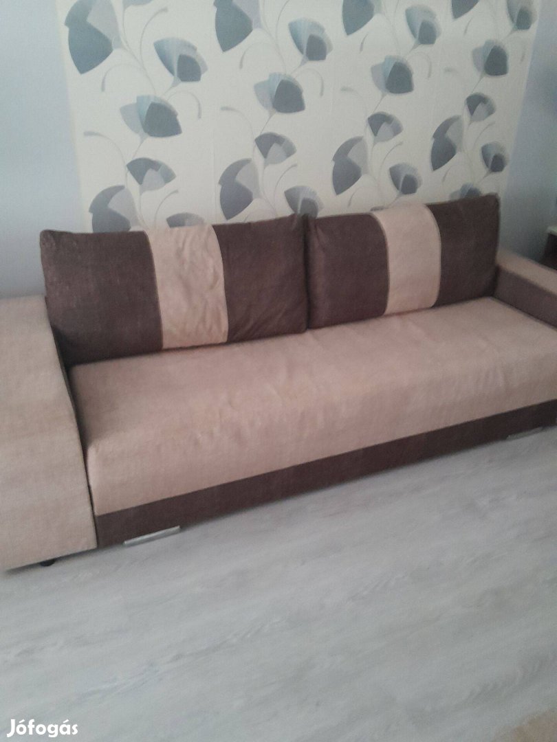 Ágynak nyitható kanapé 2 puffal kifogástalan állapotban eladó