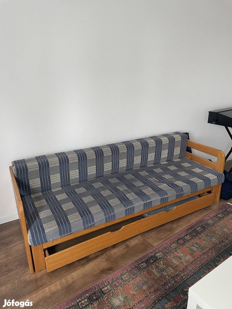 Ágyneműtartós, ágyazható fenyő kanapé