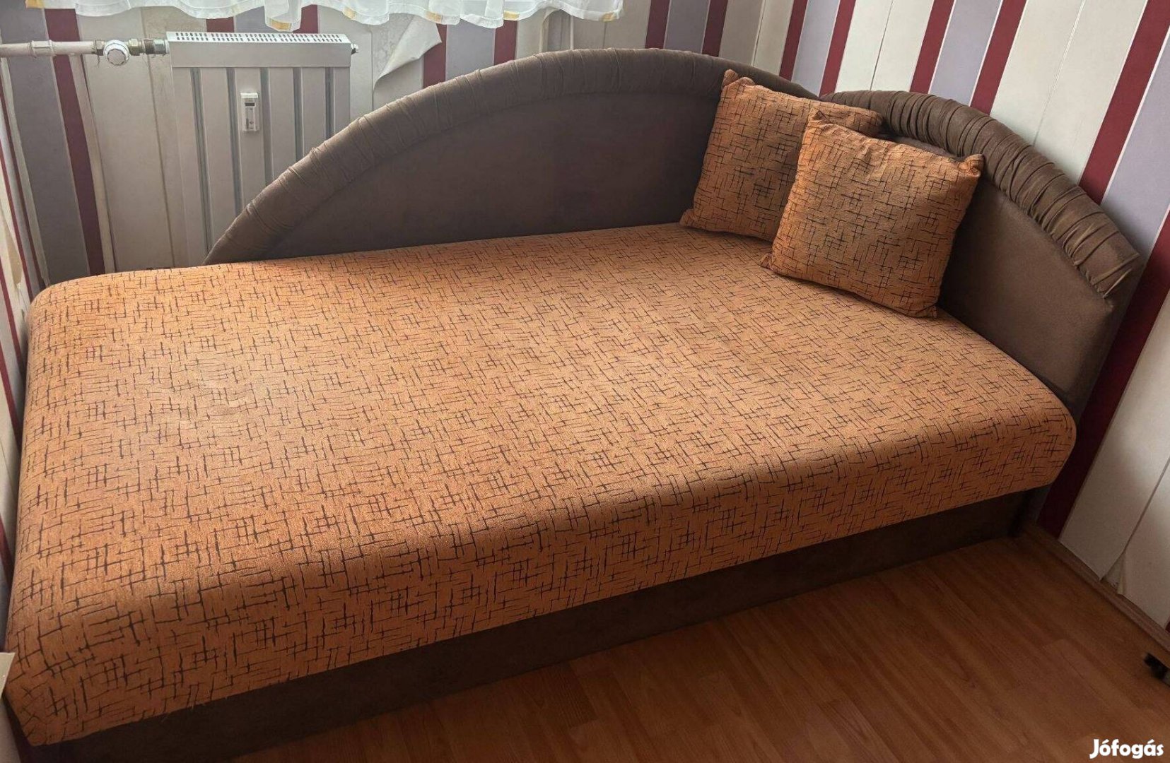 Ágyneműtartós, rugós, egyszemélyes ágy