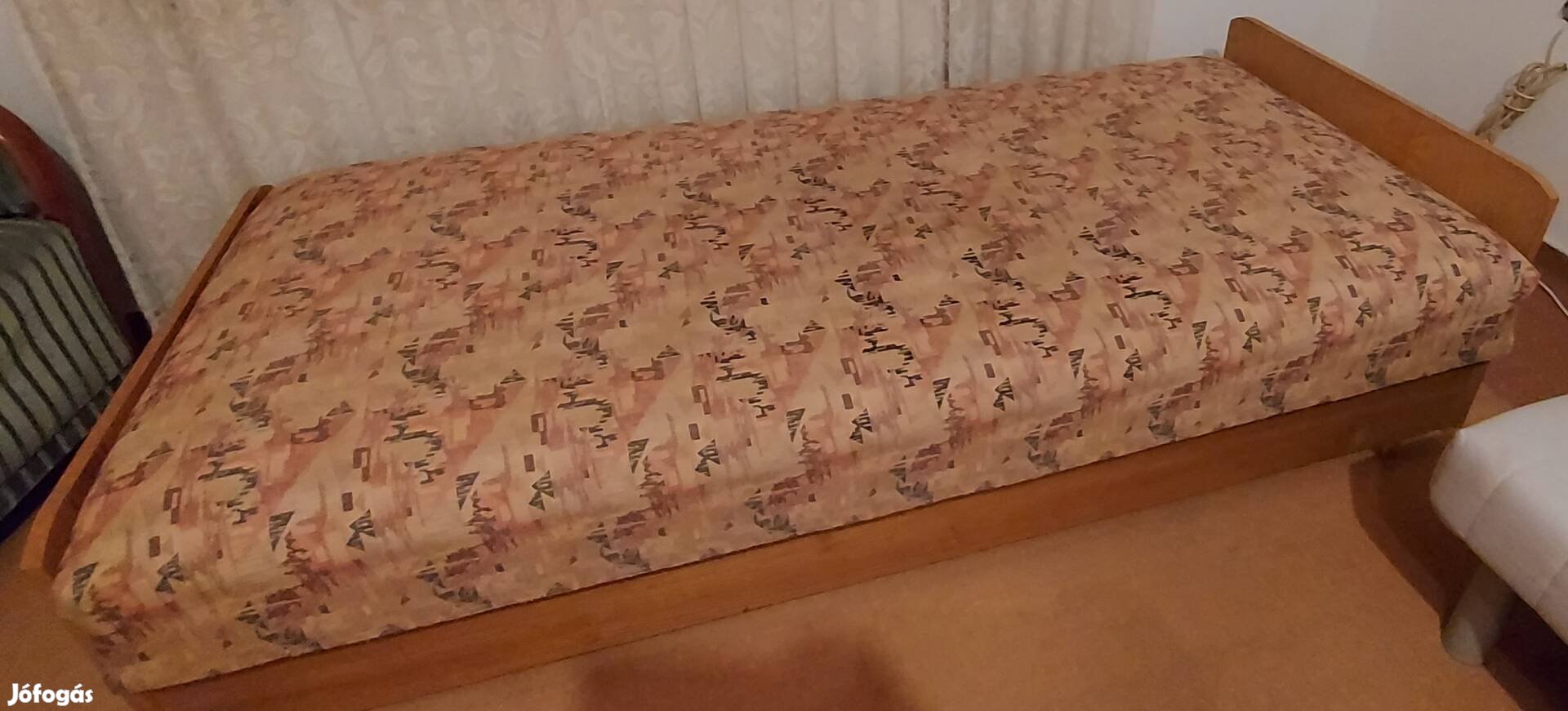 Ágynemütartós ágy 90x200