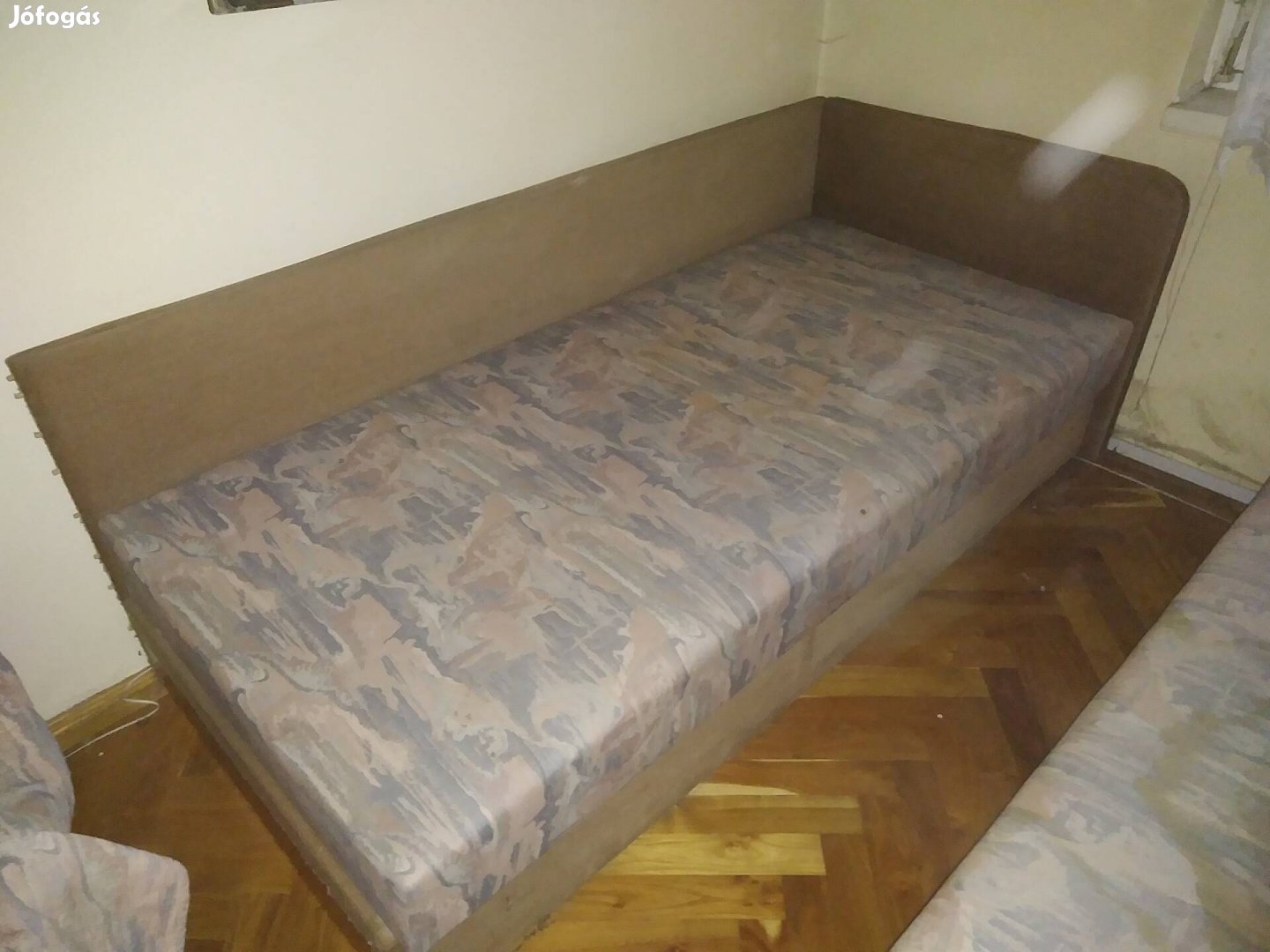 Agynemütartós ágy, heverő falvéddel, hengerparnával