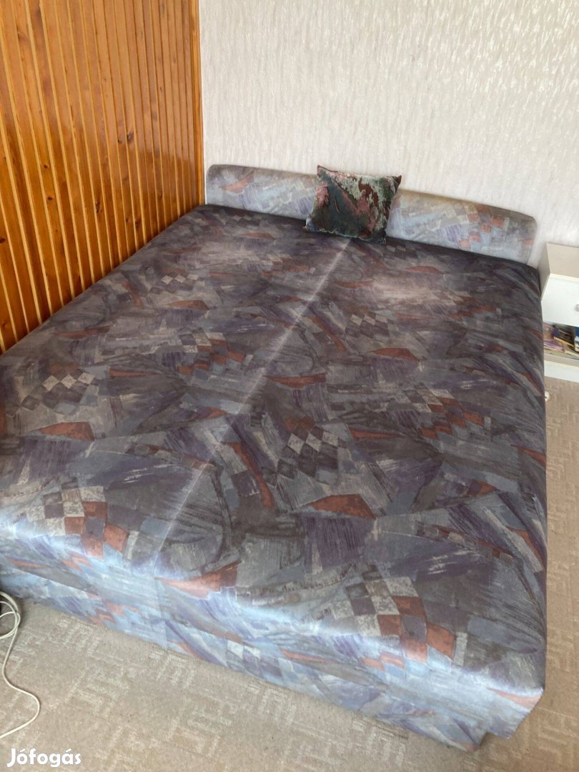 Ágyneműtartós ágy, két fotel
