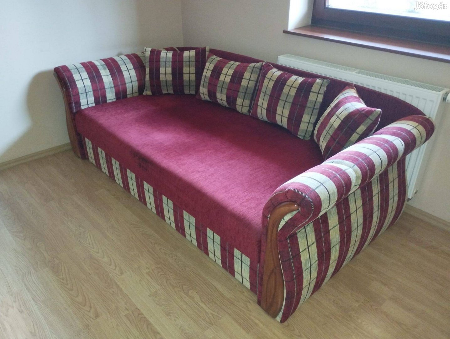 Ágyneműtartós ágy párnákkal
