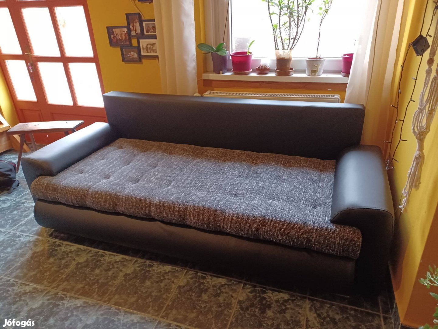 Ágyneműtartós kanapé jó állapotban Piliscsabán
