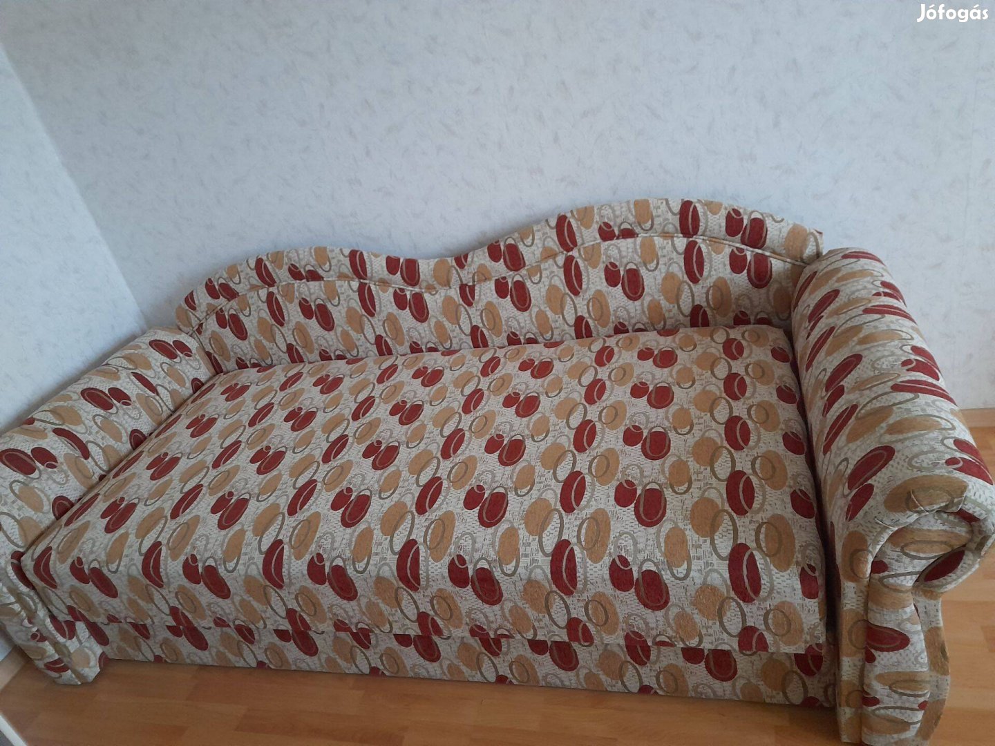 Ágyneműtartós kanapéágy és gurulós fotel