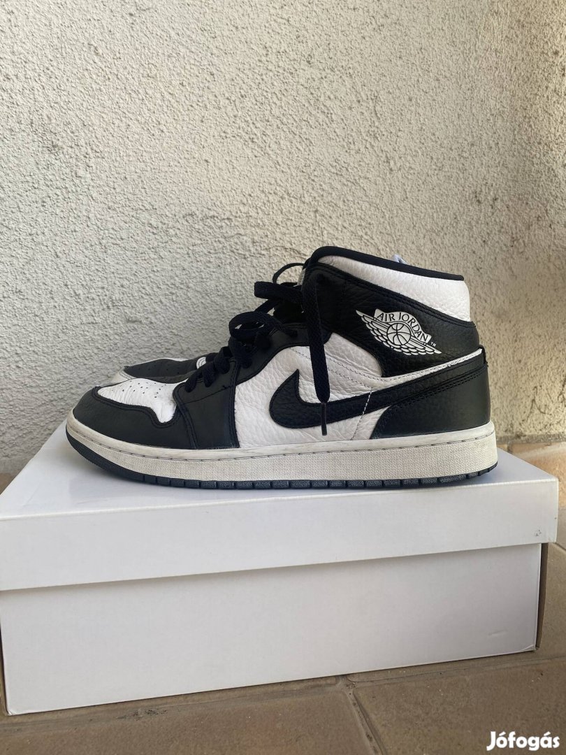 Air Jordan 1 Mid Black & White