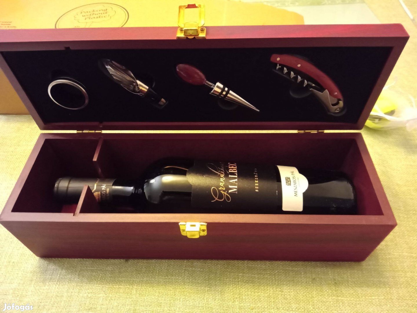 Ajándék Fadobozos Boros Készlet A Fotón Szereplő Borral. Új