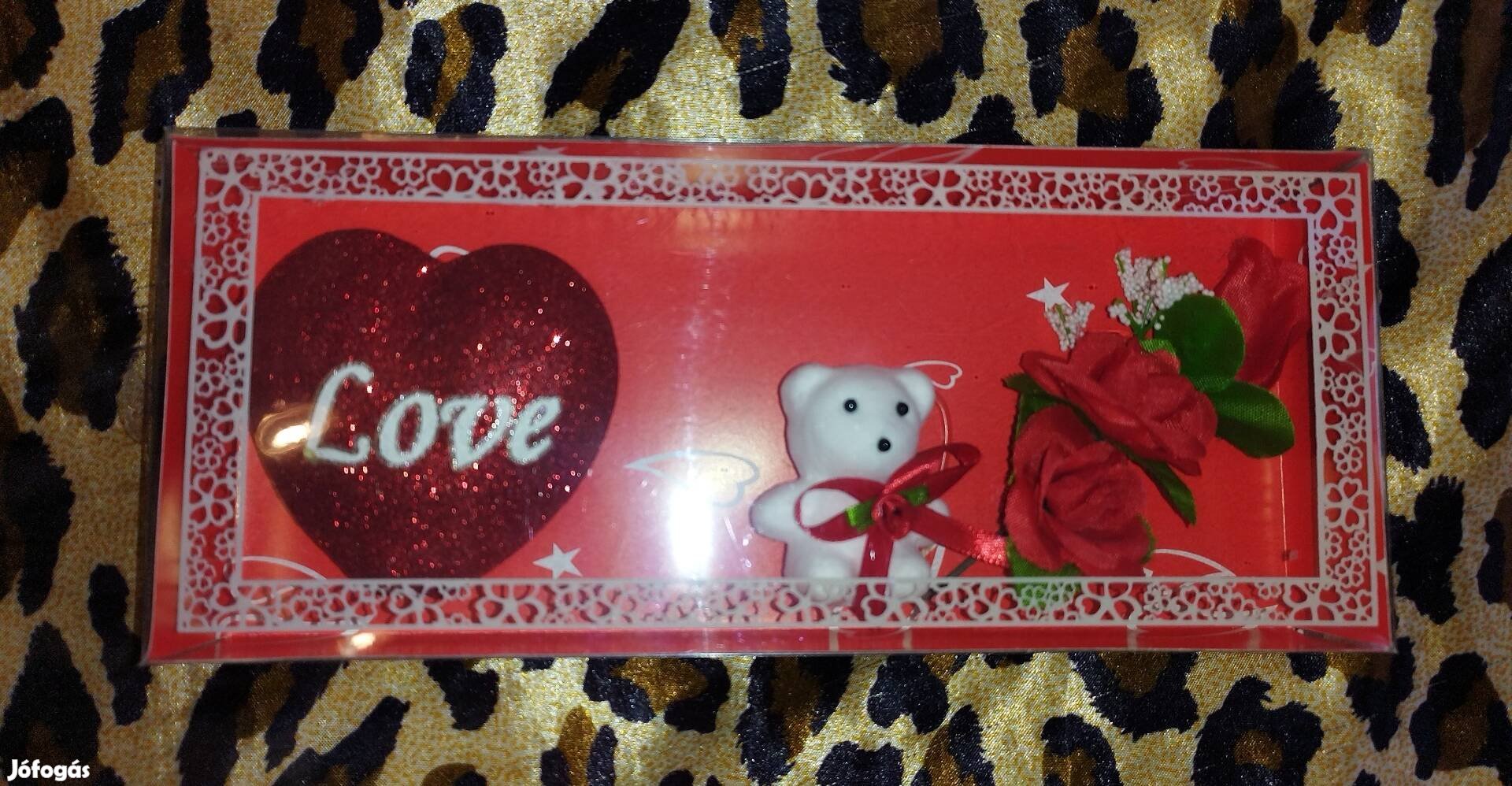 Ajándékdoboz díszekkel