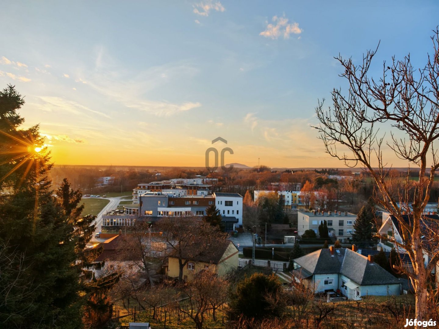 Ajka kertvárosi részén 4 szobás szuterénos családi ház
